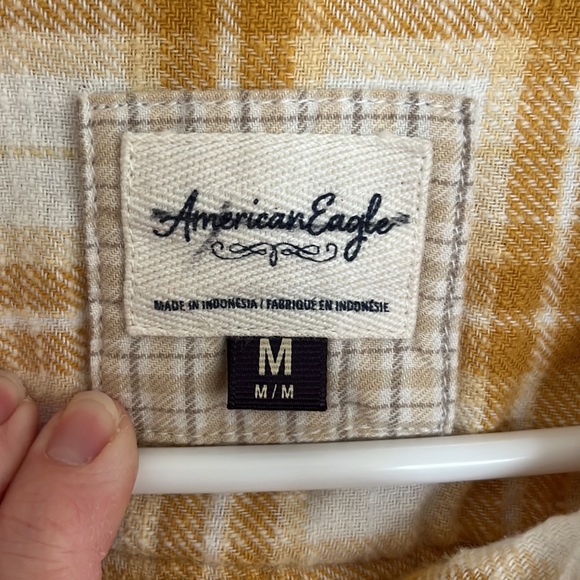 American Eagle women’s cropped distressed flannel shirt. Size medium - Picture 2 of 5